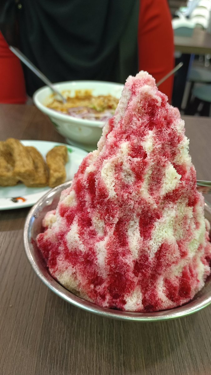 lini0205's tweet photo. Ah Cheng Laksa kedekut straw. Ada hari dia bagi je. Hari ni dia tak bagi. Suruh pakai sudu je. https://t.co/HWoDpZrS73