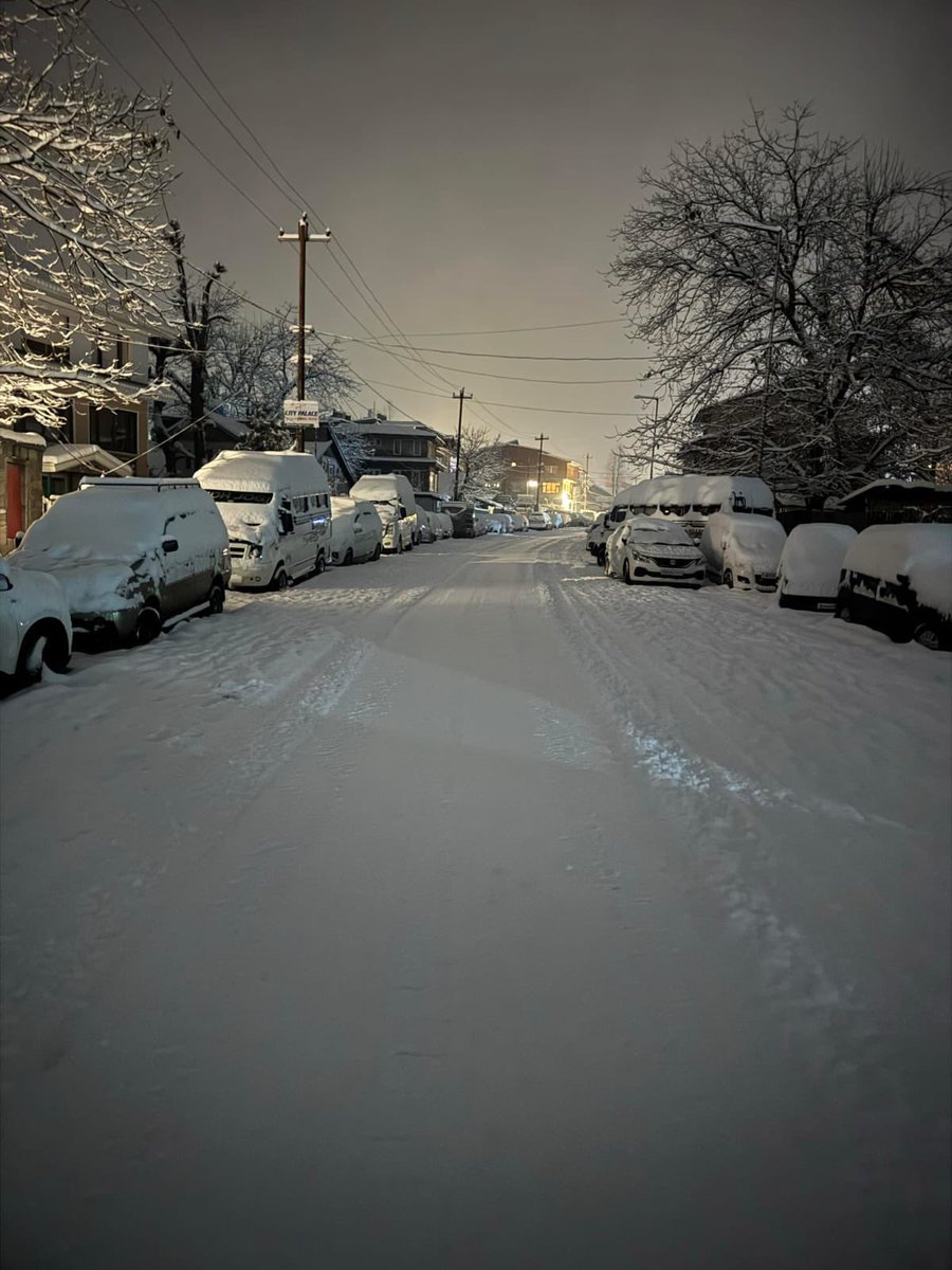 GreaterKashmir's tweet photo. South Kashmir

Snow accumulation so far

Sinthan Top =  4 Feet 
Margan Top = 4 Feet 
Peer ki Gali= 3 Feet 
Baltal Pahalgam= 3 Feet 
DK Marg Kulgam = 3 Feet 
Hirpora Shopian = 3 Feet
Daksum Kokernag = 2.5 Feet.                                     Kapran Varinag  2.5 feet.         
Qazigund = 2 feet

#Kashmirsnowfall
