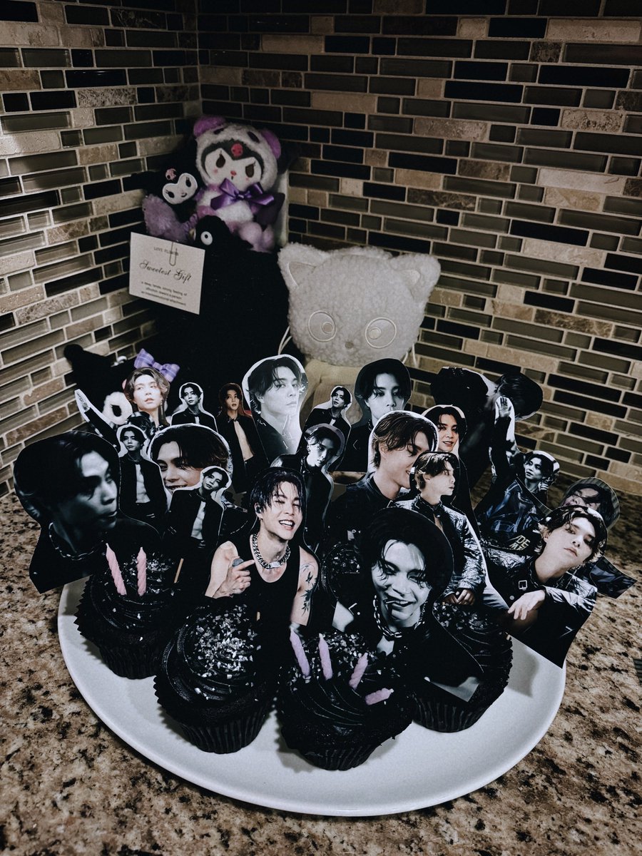 made johnny cupcakes for the #1 johnny stan’s birthday 🖤