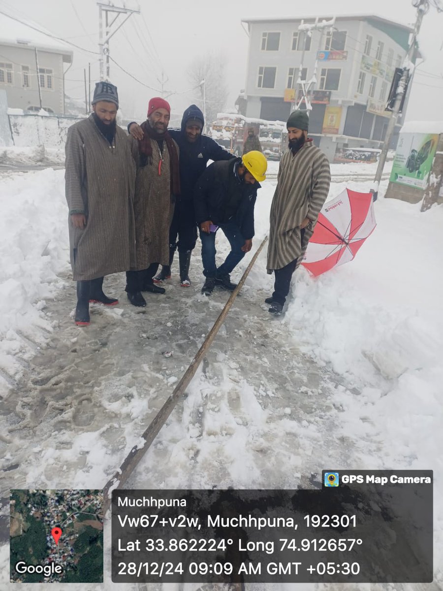 SD_Pulwama's tweet photo. Restoration works in full swing in ESD pulwama .Staff on Job to restore various 11 kV Feeders 
@dcpulwama @kpdclofficial @cekpdcl @SeKpdclpulwama @EDPulwama https://t.co/wCBejjvZua