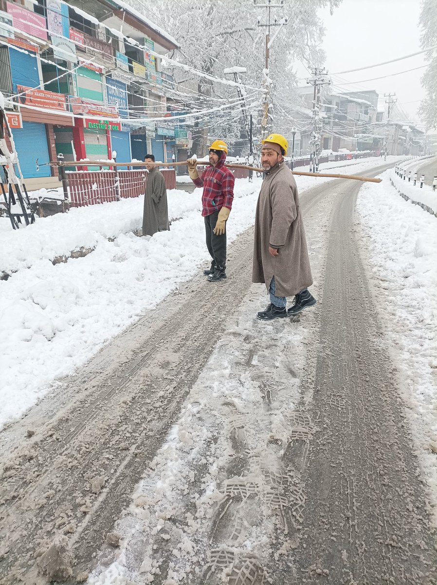 SD_Pulwama's tweet photo. Restoration works in full swing in ESD pulwama .Staff on Job to restore various 11 kV Feeders 
@dcpulwama @kpdclofficial @cekpdcl @SeKpdclpulwama @EDPulwama https://t.co/wCBejjvZua