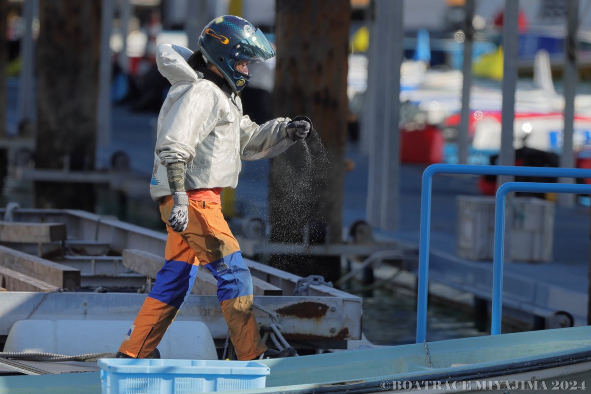 br_miyajima's tweet photo. 【通算2,000勝達成！】
ボートレース宮島『ハッピークリスマスBOATBoyカップ2024』最終日の本日、第4Rで 3381 滝沢 芳行 選手(埼玉・56歳)が.13のトップスタートを決め、逃げ で勝利！
1988年11月12日・戸田でのデビューから36年1か月、7,582走目で記念すべき『通算2,000勝』を達成しました♪
