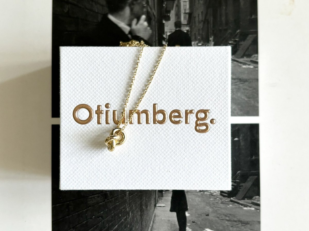 夫が誕生日にくれたネックレスがめちゃくちゃすてきで、毎日つけたいくらい気に入ってる　夫、わたしに似合うものを探してくれてありがとう