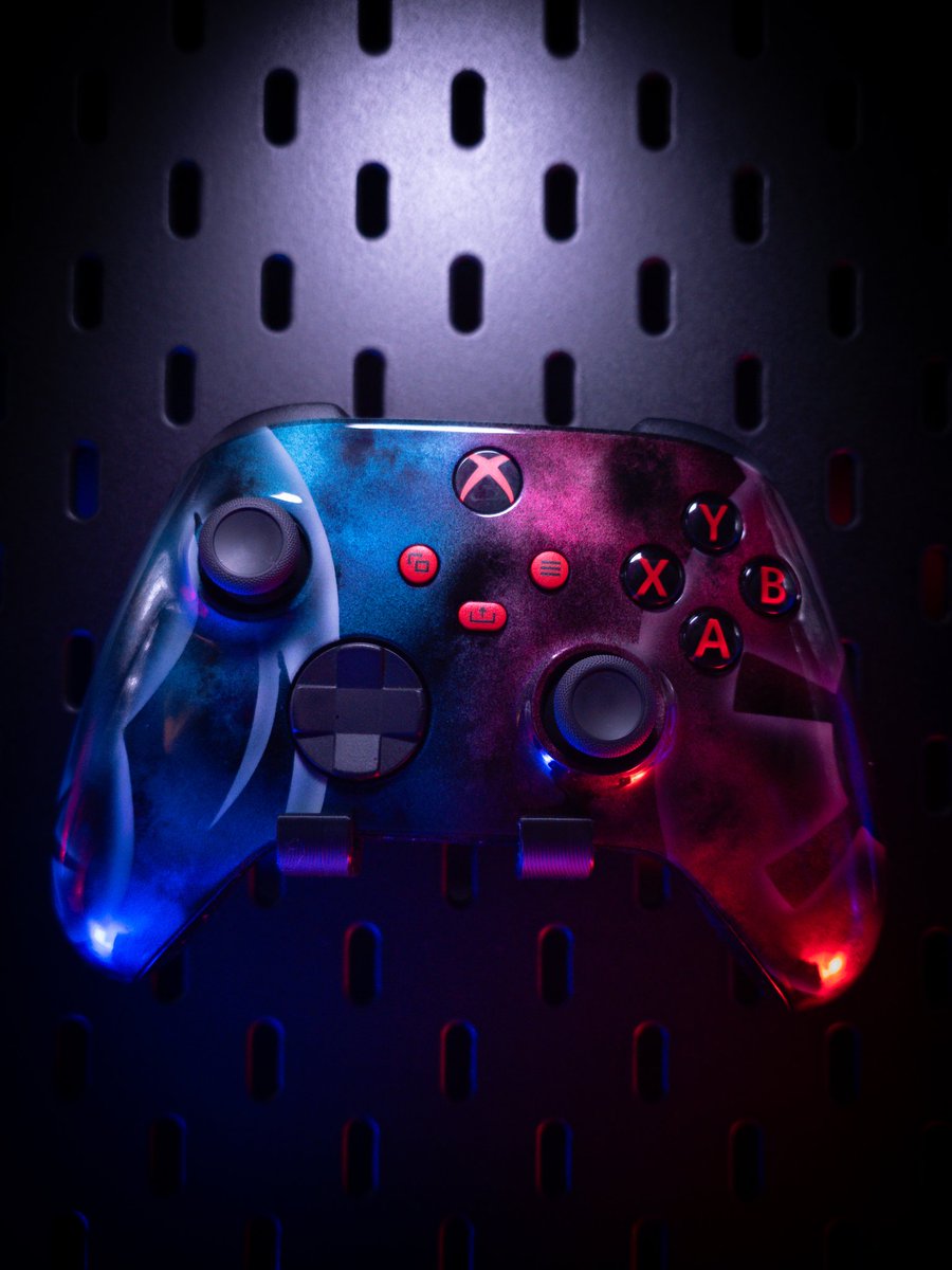 ruffn3ck86's tweet photo. Starkiller inspired Xbox controller by @GamestylingNL 

Absolute Gem for the collection 💎💎💎

#StarWars #theforceunleashed

@starwars @SamWitwer https://t.co/nJAnqUpySF