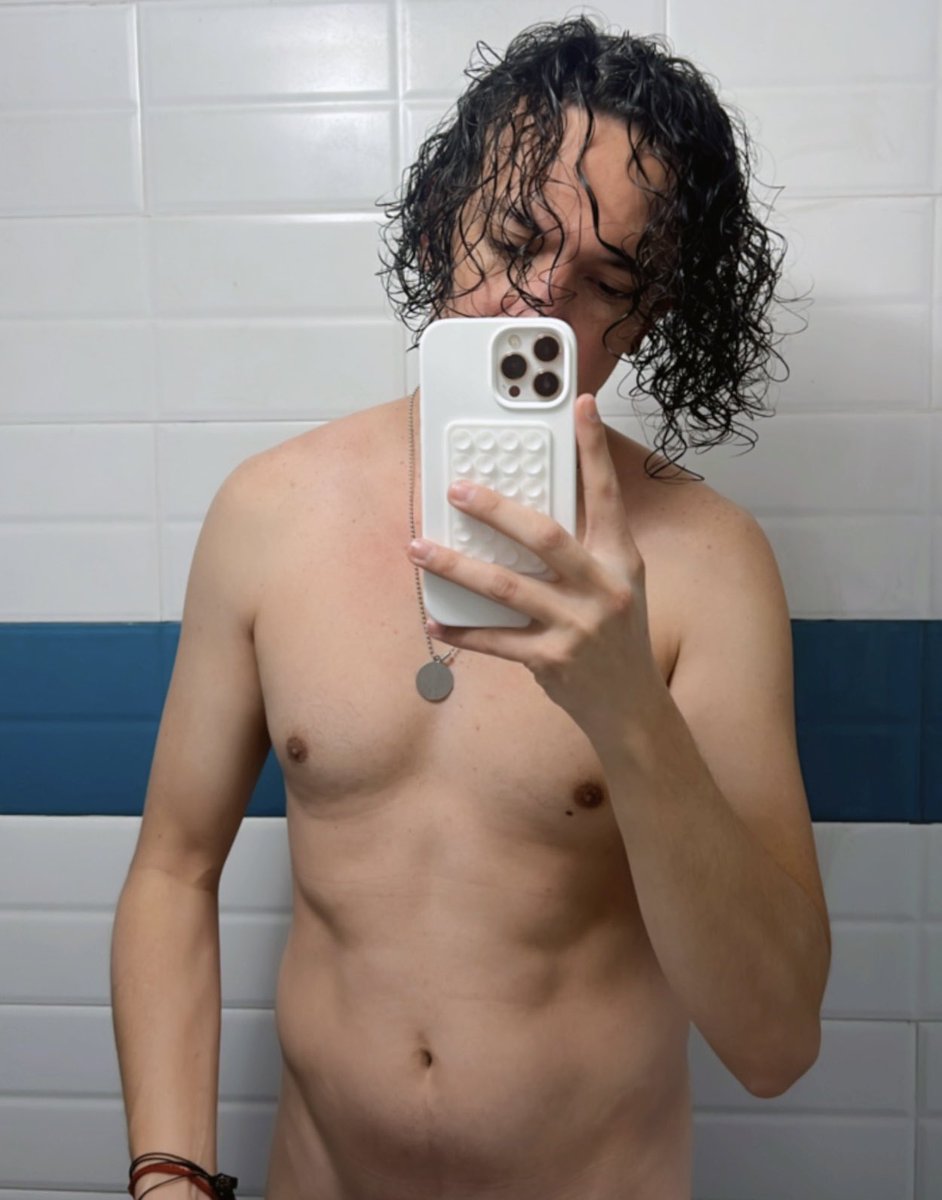 ᗷIᑭOᒪᗩᖇ tweet media