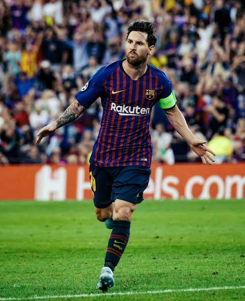📊 Lionel Messi na Temporada 2018-19, pelo Barcelona: 

🏟 50 Jogos
⚽️ 51 Gols
🅰️ 19 Assistências 
➡️ 70 Participações em Gols (1,40 por Jogo)

🅿️ 05 Gols de Pênaltis 
🎯 08 Gols de Faltas
🎩 04 Hat-Tricks

🏆 La Liga
🏆 Supercopa da Espanha

🥇 Artilheiro da Champions 
🥇 Melhor