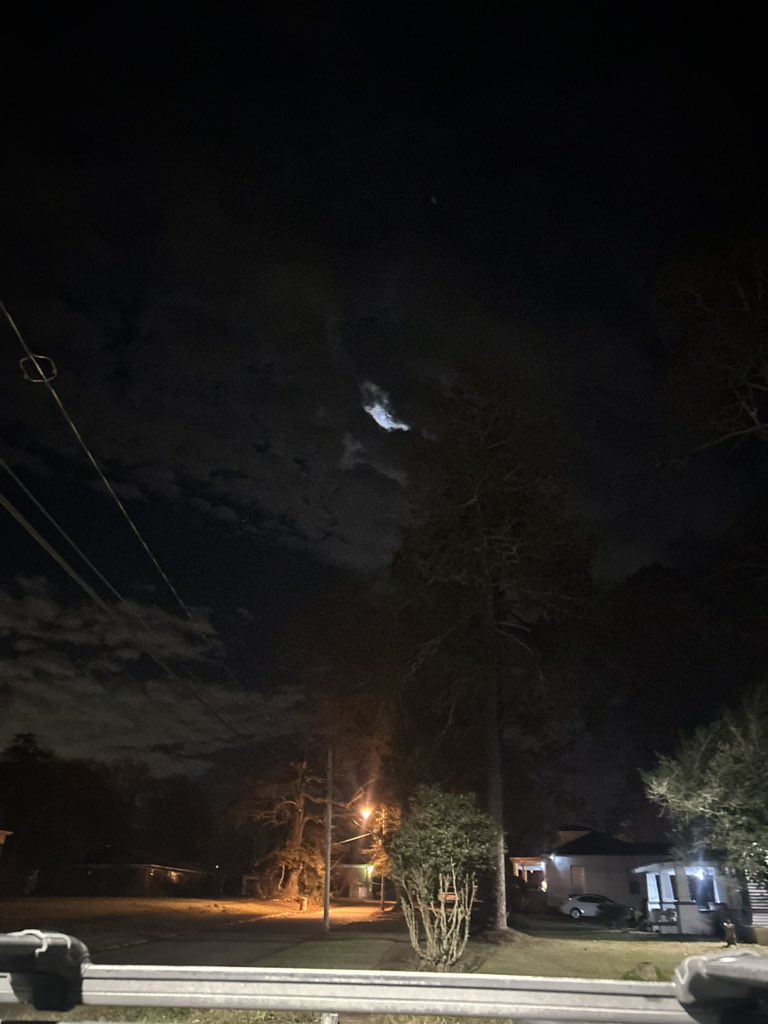 devilance8878's tweet photo. @BGatesIsaPyscho I got a picture here in Jxn
Ms that’s baffled every one.. wtf was this .. it seemed to be the moon and all of a sudden shot this beam of light out of it .. https://t.co/BNRAmsXDer