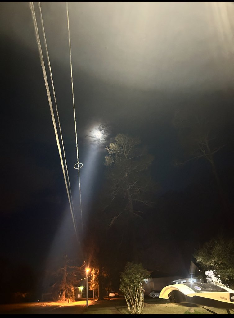 devilance8878's tweet photo. @BGatesIsaPyscho I got a picture here in Jxn
Ms that’s baffled every one.. wtf was this .. it seemed to be the moon and all of a sudden shot this beam of light out of it .. https://t.co/BNRAmsXDer