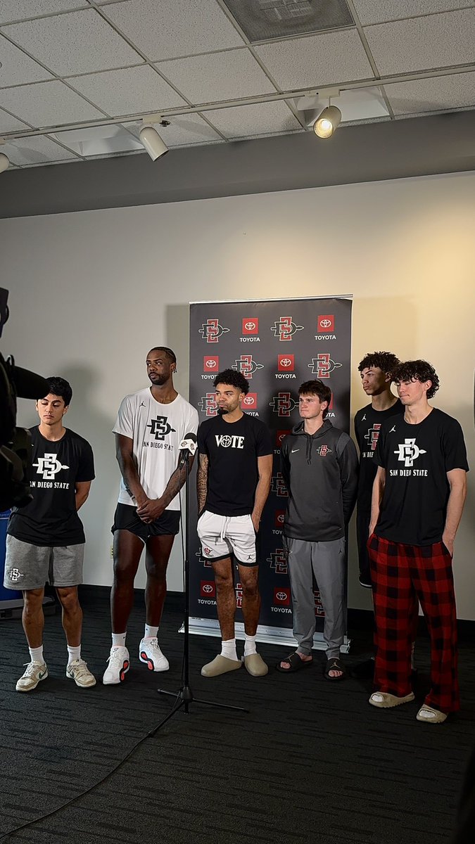 mesa_aztecs's tweet photo. The @Aztec_MBB team is showing the true meaning of teamwork by donating a portion of their NIL earnings to @FeedingSanDiego ! After volunteering at Hoover High School for a food drive, they were so inspired to give back to the community. What an incredible way to use their platform and resources to make a positive impact!

Now through Dec 31st, every dollar you donate to Feeding San Diego will be doubled! That means every $1 you give helps provide 4 nutritious meals to families in need. This holiday season, the demand for food assistance is higher than ever. Together, we can ensure no one goes hungry in our community. 
https://t.co/4IrHSa2xuG

#FeedingSanDiego #EndHunger #SDSUMBB #MESA #AztecBasketball #Donation