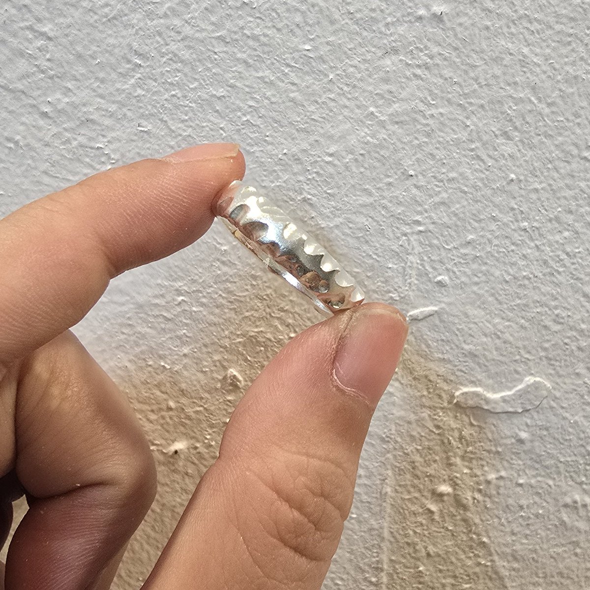 인두기로 텍스쳐를 넣어주고 안쪽각인 쇽
지문콕 찍어서 핸드피스로 모양을내고 닮은듯 다른듯 남매반지 완성입니다😊