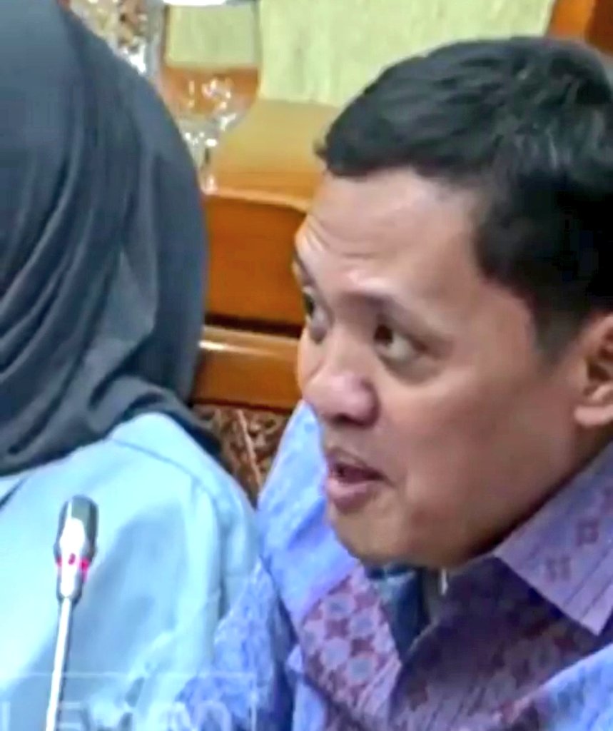 Dia pikir menjadi anggota DPR adalah puncak paling mengkilat dari pencapaian manusia. Padahal cara kerja otaknya terlihat masih sangat "low-rated". Ketika akademisi mengritik rencana kebijakan hukum pemerintah, "badut Senayan" ini malah merespon dengan serangan secara personal.