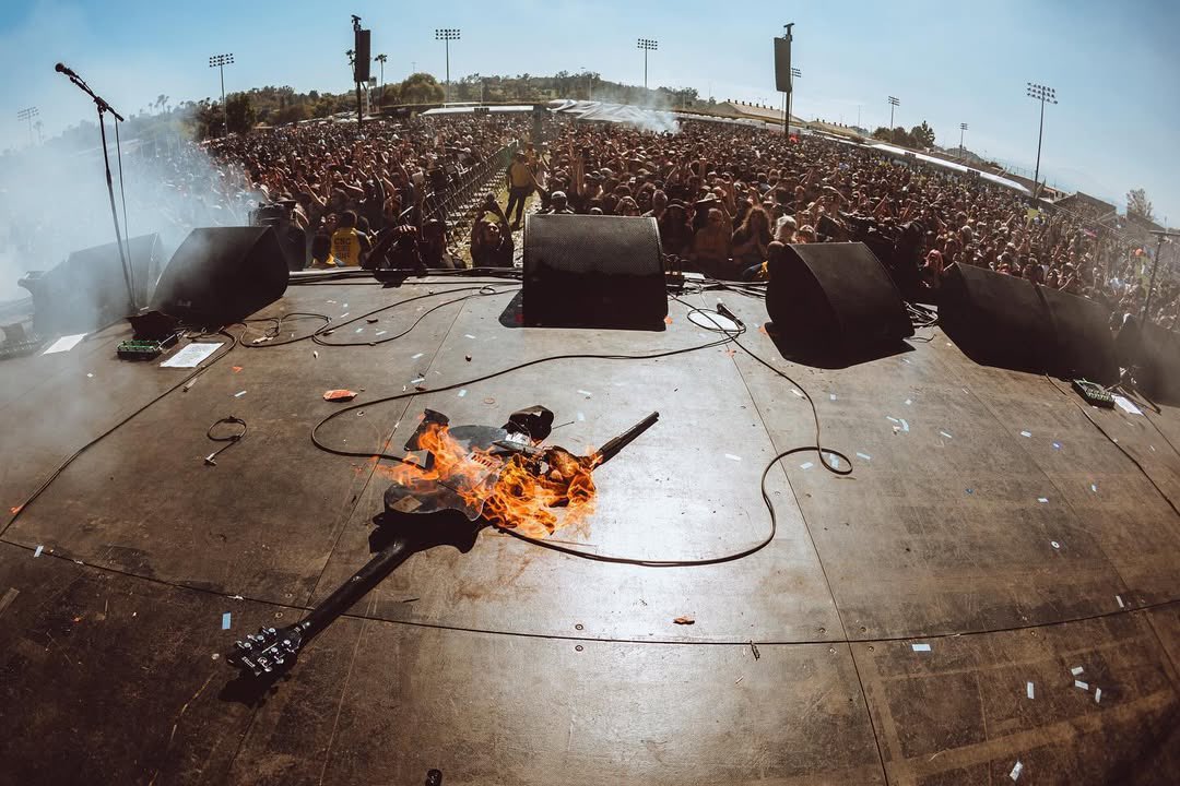 AEGworldwide's tweet photo. mohawks, flaming guitars, mosh pits and #TonyHawk, safe to say punk rock is alive and well. 🤘🔥🎸 Our first ever #NoValues fest last summer in Pomona was one for the books.
#TopAEGMoments
📸: @goldenvoice - @NOVALUESfest - IG: andyboyle - quasarmedia - nijmeddin - jmulka - @aldenbonecutter