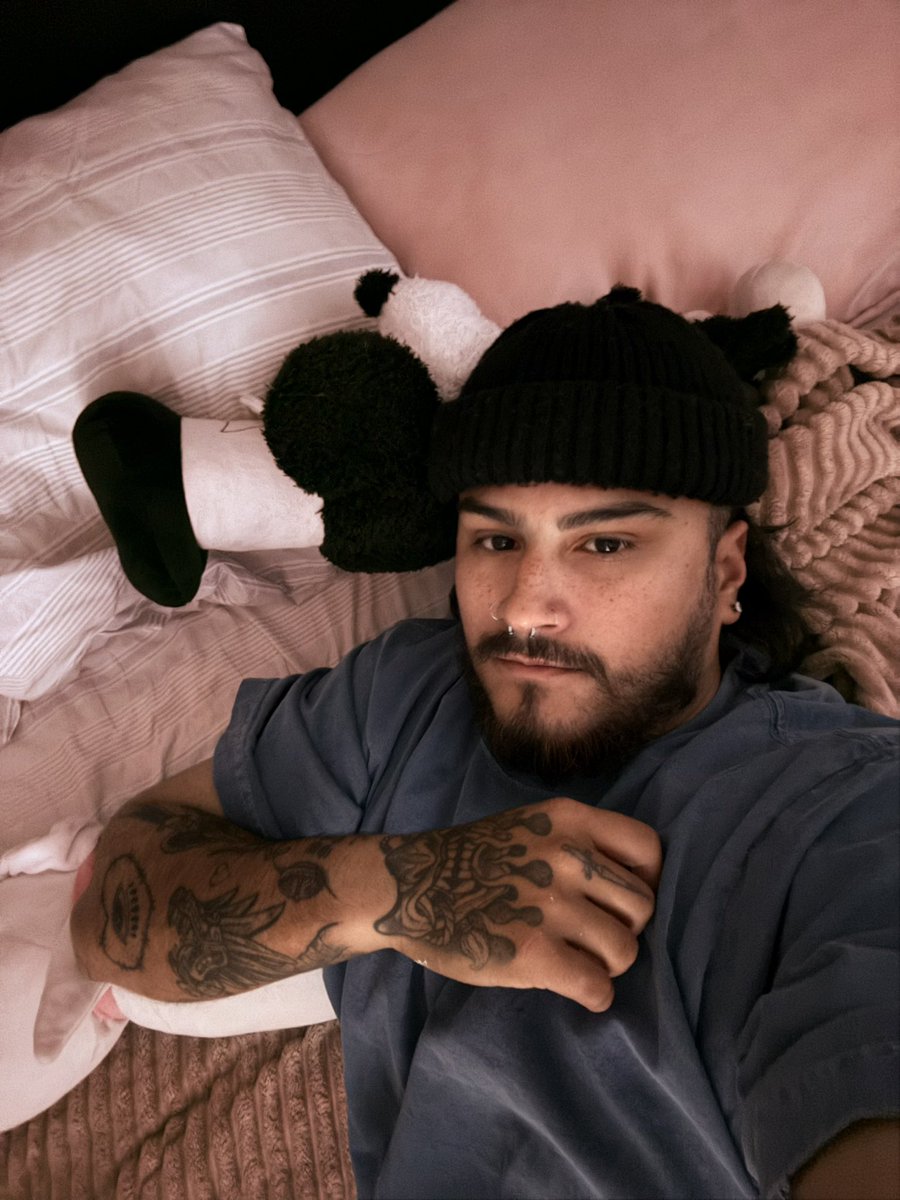 thestrokessss's tweet photo. Cozy https://t.co/w7DlrhZpdK