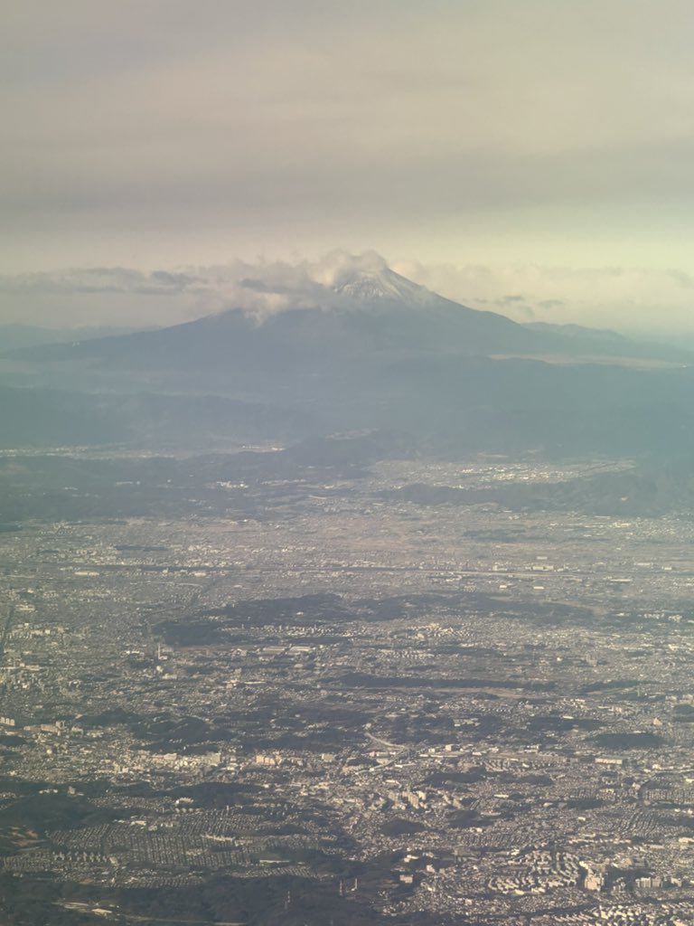 Tanichan_0324's tweet photo. 今日の富士山🗻
雲が多くて☁️この後すぐに見えなくなりました。
2024年、まだ終わらない😅
#富士山🗻
#富士は日本一の山🇯🇵
#JL97🛫 https://t.co/dui3Oq6qb7