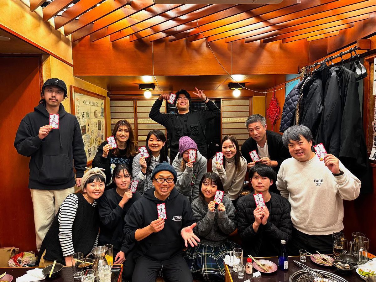 STUDIO_500G's tweet photo. 忘年会🍻
今年も無事にこの日を迎えることができました!
呑んで、食べて、喋って、楽しい時間♪
最後は社長から、メッセージとともに大入袋が配られました。
大入袋にはたくさんの「ご縁」に感謝という意味が込められているそうです。
#GOCAN
#GOCANWEB https://t.co/COeF6M08oJ