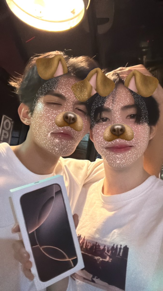 น้องไม่ได้รางวัลอะไรเลยไม่มีดวงสุดๆ แต่พี่เน็ตจับฉลากได้ไอโฟน เขายกให้ผมทันทีเลย พอผมปฏิเสธพี่เน็ตก็บอกว่าพี่มีอยู่แล้วเอาไปเถอะ (ไม่รู้ว่ามีอยู่แล้วจริงไหมหรือกลัวผมไม่รับ👀) เกือบร้องโฮ 🥹 ขอบคุณนะครับ ถึงไม่มีดวงแต่รู้สึกโชคดีมากๆที่มีพี่เน็ต <a href="/netsiraphop/">NET</a>