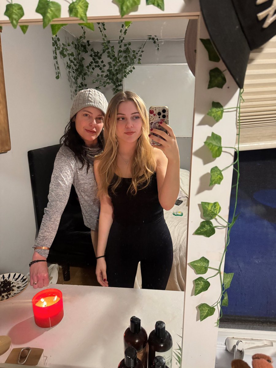 Nefffss's tweet image. “Can you come be in this selfie so it doesn’t look like I’m just posting a photo of myself for his attention”