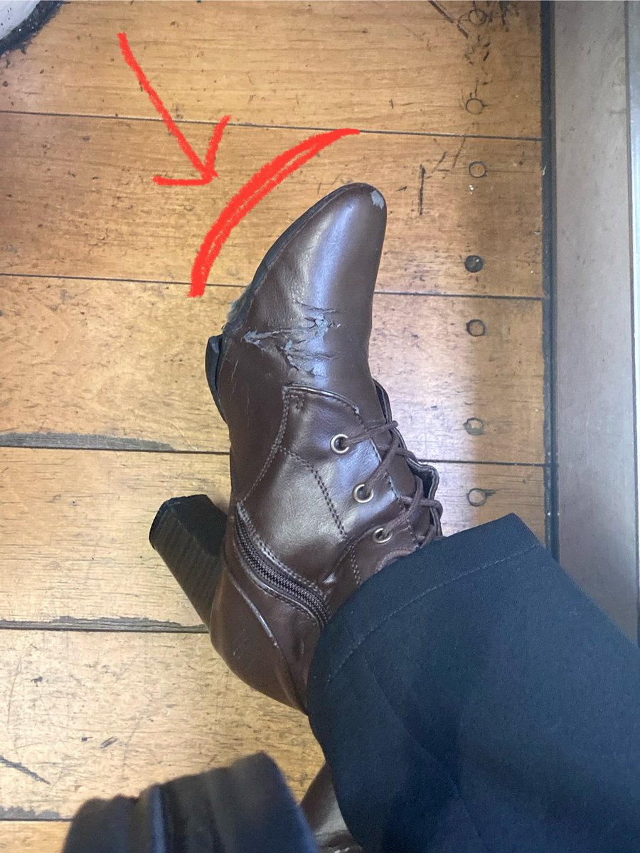 足元を支えてくれた靴がぶっ壊れました。

愛着の塊。

年末まで持ち堪えてくれてありがとうね。