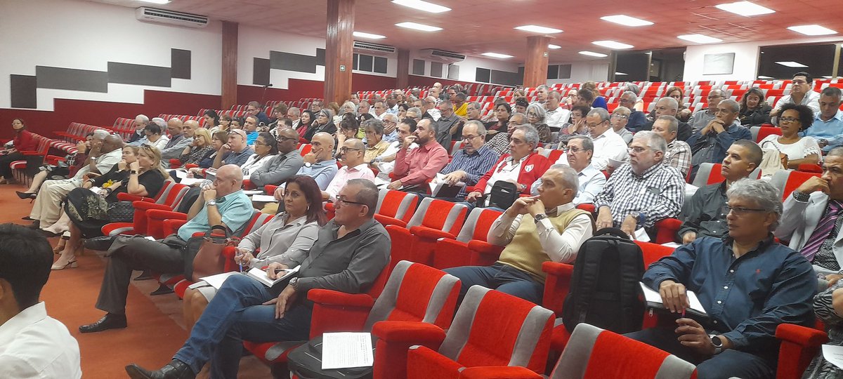 TaniaMCruzHdez's tweet photo. ⚕️ Participamos hoy en encuentro de trabajo del Consejo de Dirección del @MINSAPCuba y directores de unidades de subordinación nacional de #Salud, junto a  @japortalmiranda.
 🩺Debatimos temas sobre prevención, enfrentamiento a delitos, ilegalidades e indisciplinas sociales. https://t.co/t7NRyBZZJF