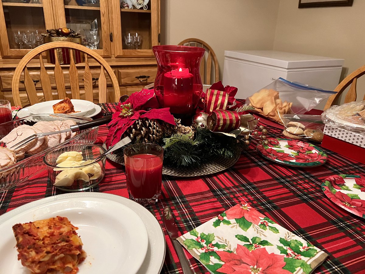 HeyItsMeMissJT's tweet photo. Christmas with a cat. Highly recommended. #SantasLittleHelper #ChristmasDay #GramsHouse #GoodTimes #ChristmasDinner #ItalianChristmas #Lasagna #Crustole #FunWithTheFamily Happy Holidays 2024 Edition. ๐๐โ๏ธโค๏ธ๐ https://t.co/muA0MaEPPZ