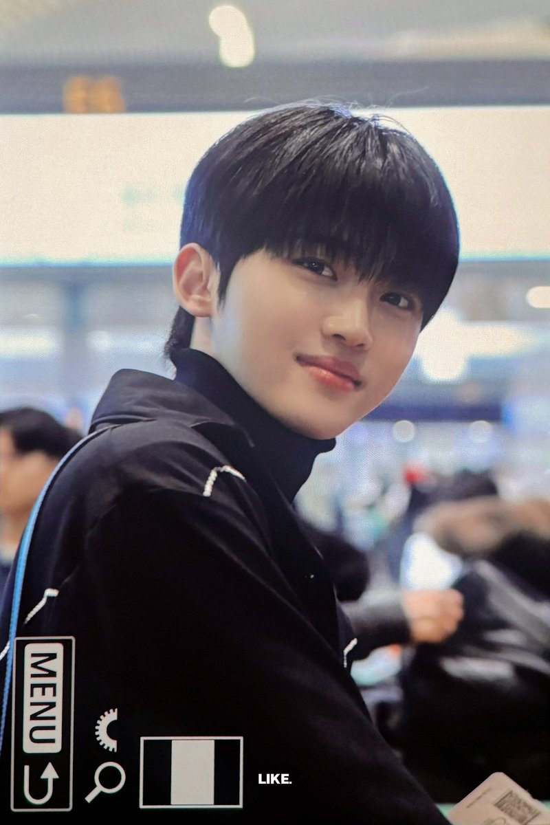 241228 ICN 짐 좀 내려놔요..멋짐…🖤
#루네이트 #LUN8 #도현 #DOHYUN