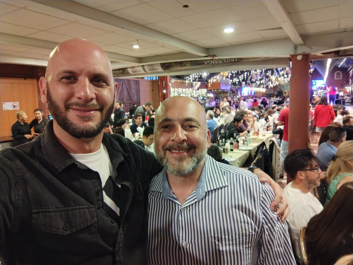FedericoLeven's tweet photo. Las relaciones comerciales a veces se convierten en genuina amistad.
Mayckel Vega, director de FactorIT Chile quien conozco desde el 2018 y fuimos partners por muchos años, aún nos invitamos a las fiestas de fin de año de nuestras empresas, este año yo divirtiéndome en Santiago. https://t.co/gLYMZfq0BS