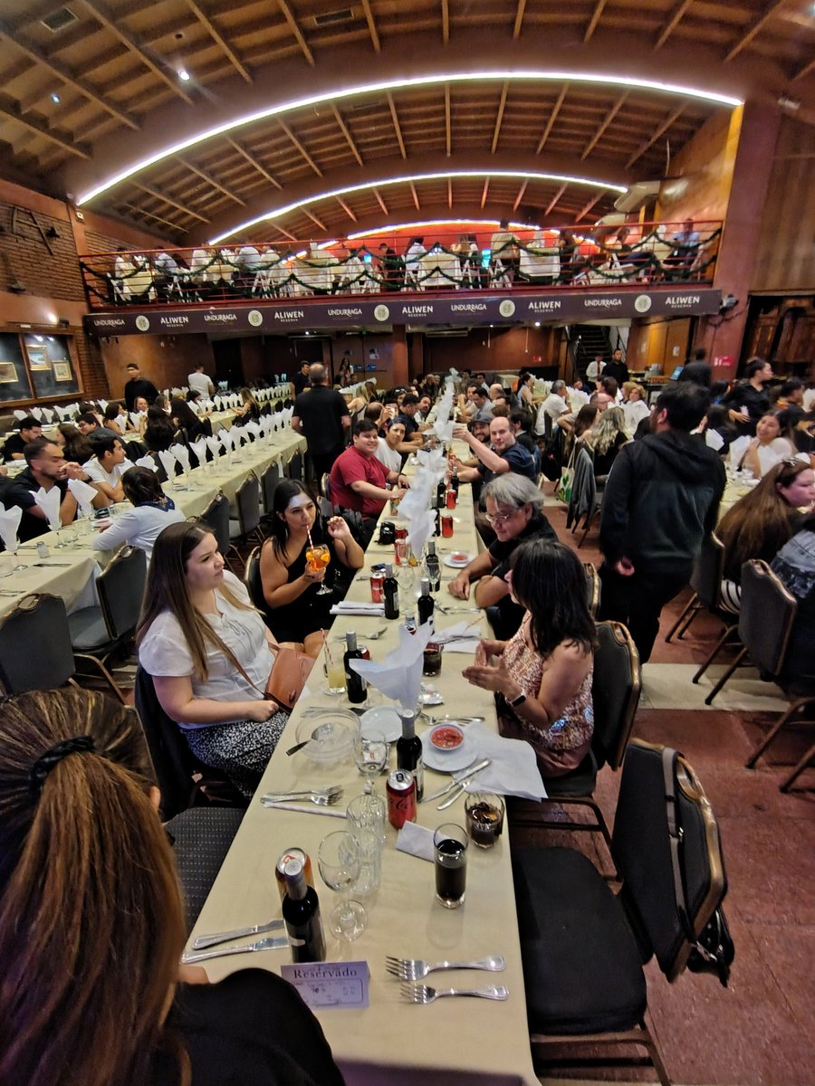 Las relaciones comerciales a veces se convierten en genuina amistad.
Mayckel Vega, director de FactorIT Chile quien conozco desde el 2018 y fuimos partners por muchos años, aún nos invitamos a las fiestas de fin de año de nuestras empresas, este año yo divirtiéndome en Santiago.