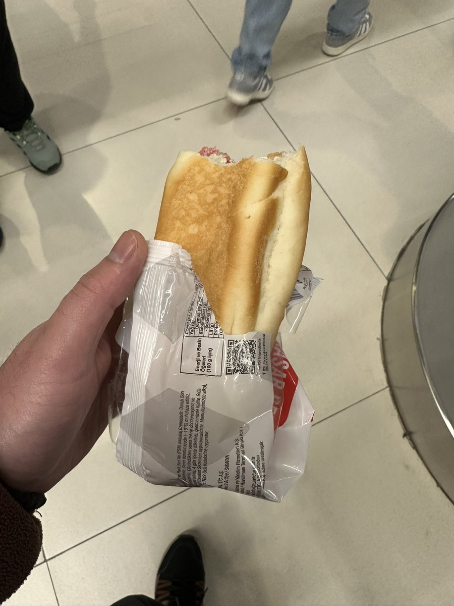 elvissfk's tweet photo. Hahdhahah içecek de bitmiş sadece soğuk sandviç ile avutma ciddi rezillik. Otobüs firması mısınız ? @TurkishAirlines https://t.co/A6hfprQDzu