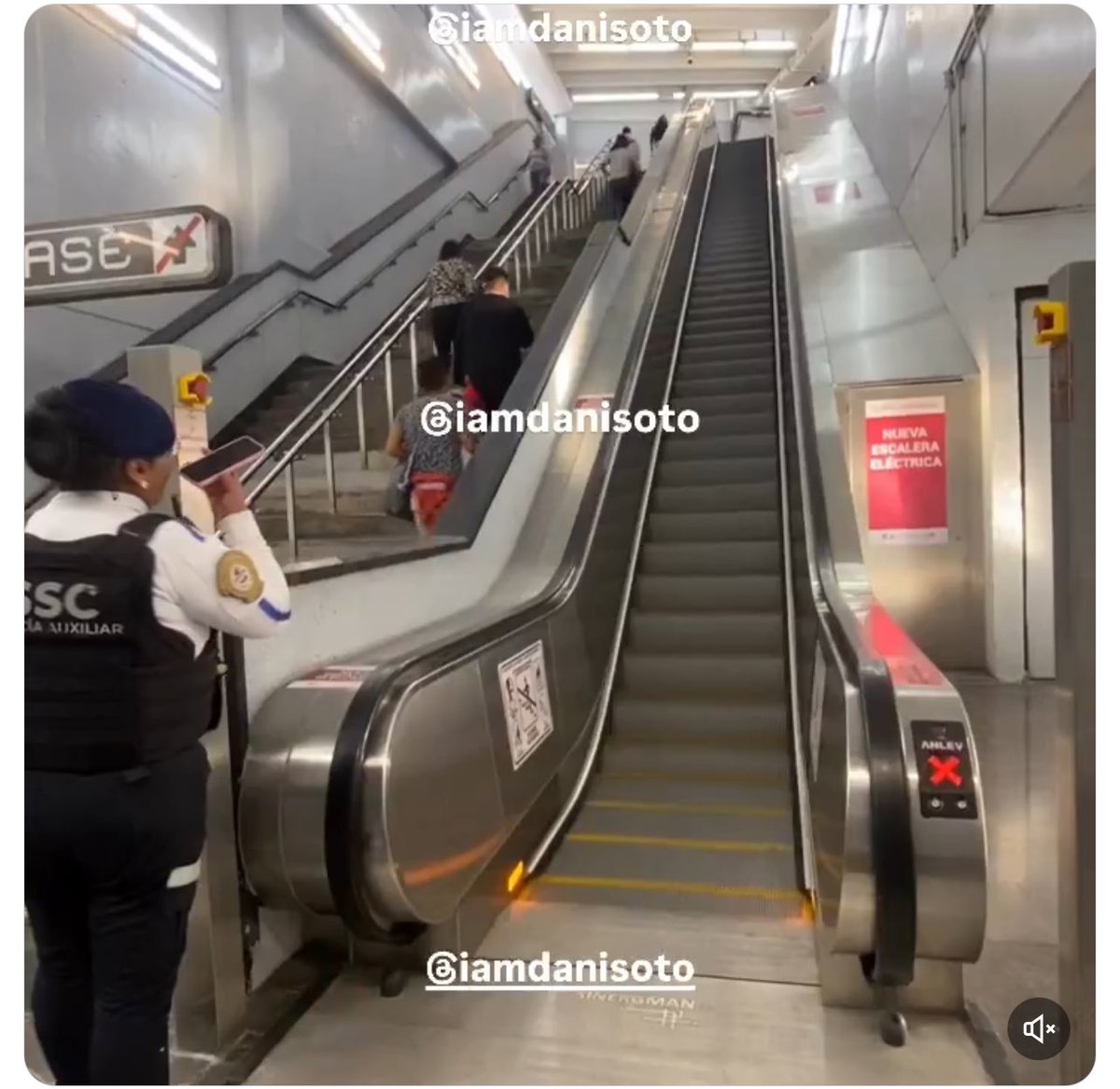 JPAlGd's tweet photo. A las 12 pm @ClaraBrugadaM inauguró unas escaleras eléctricas en la estación Jamaica.

Para las 4 pm ya no funcionaban… https://t.co/1BmZdK4sOu