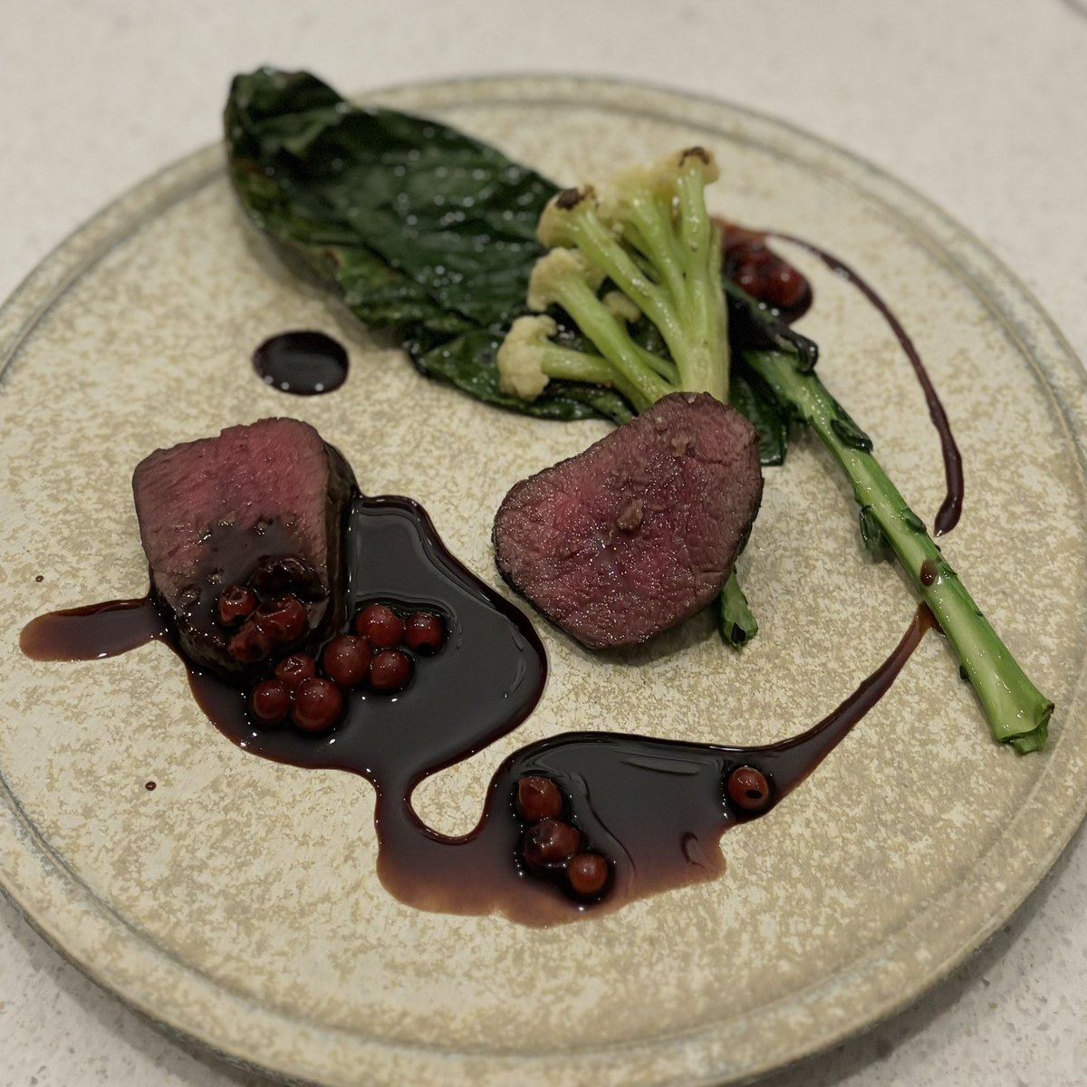 行ってみたかった代沢のDANへ　親密で朗らかな雰囲気だし、お料理はフレンチの骨太なソースを使っているのに柔和な印象だし、まんまと大好きになってしまった❤️‍🔥
蝦夷鹿にジンと赤ワインとレッドカラントとソースを合わせたお皿が祝祭だった