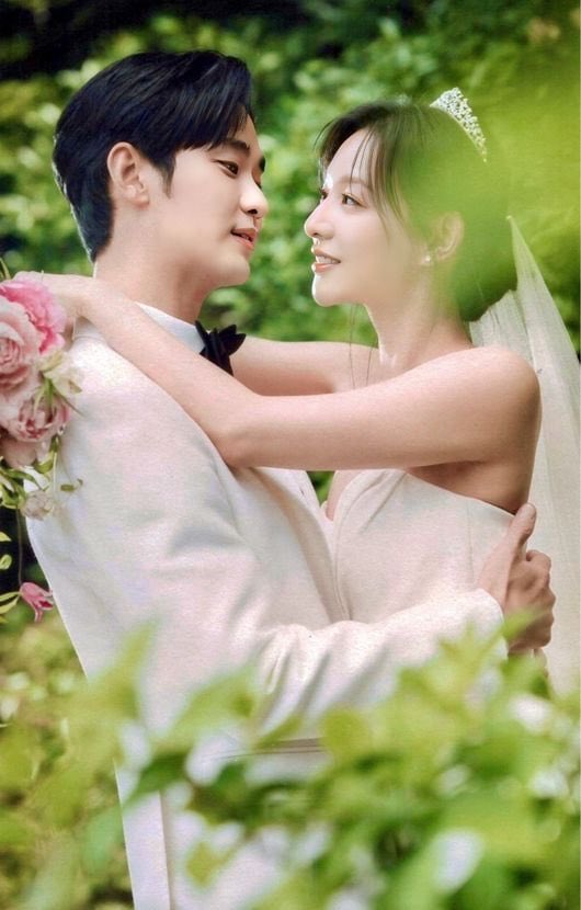 Grly_Kim's tweet photo. He saved the Best for last! The paused and the moment of silence from the crowd! He had the best timing to give her, too, the glory!

“The best in the world, who played HongHaein, #KimJiwon ssi ” 

She is a winner in #KimSooHyun ‘s heart ♡ https://t.co/Jb5814qLXT