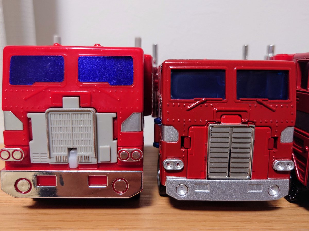 Alfes2010's tweet photo. MP−60ジンライと当時品ジンライ＆パワーマスターオプティマスを比較。
当時品PMとGMで排気パイプの造形とか後発のGMだから出来た改善が見て取れる。
窓の形状はMPはPMよりでGMと異なった感があるのよね。

#TFTOYの面白さを伝え隊
＃トランスフォーマー
＃超神マスターフォース https://t.co/tDjFpqOwql