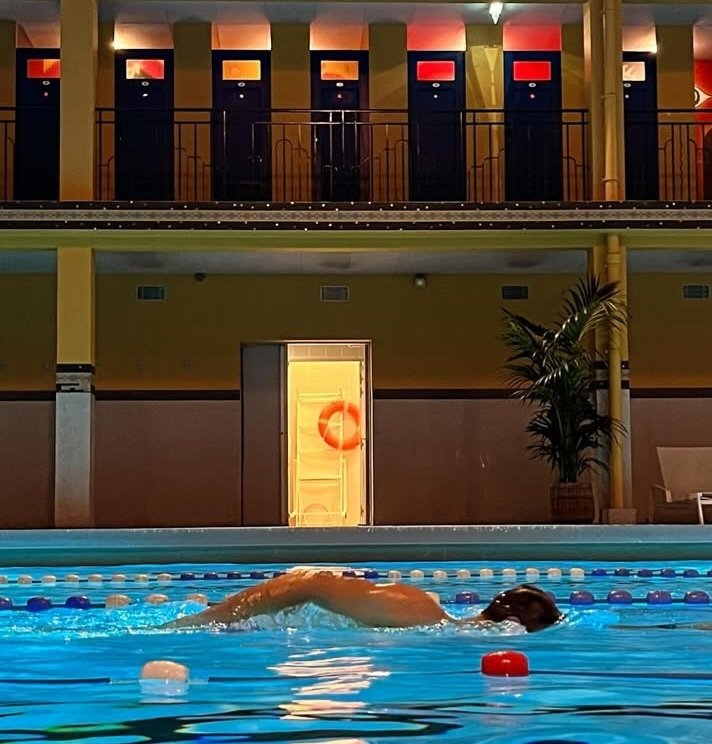 Nager( 2022) Constance Debré. La piscine come obsession dans la literature. #constancedebré 📖 en-attendant-nadeau.fr/2022/07/20/deb…