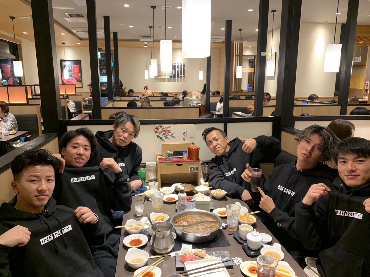 kpfkpf91's tweet photo. 昨日は OneTenDesignさんの忘年会に呼んでいただきました！
国内のトップライダーのヘルメットペイントされてます！
んで、んで、、
みんな着てるのは INFINITYのパーカー！
クールなデザインで カッコ良すぎます
みんな チェック✅してくださいね！ https://t.co/peLyTkITGr