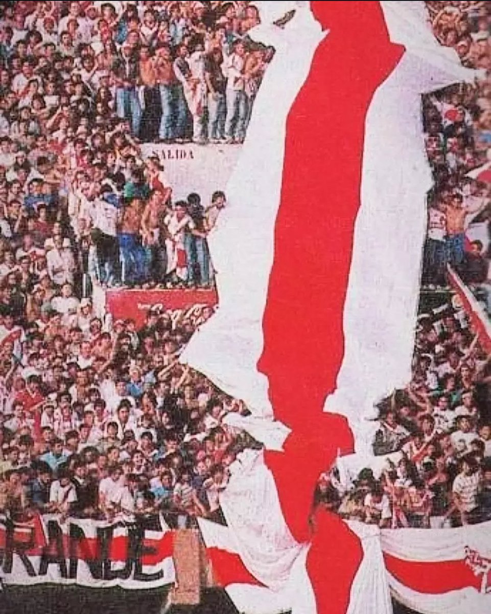 "El dia que me muera, yo quiero mi cajooon, pintado rojo y blanco, como mi corazooon..🎶