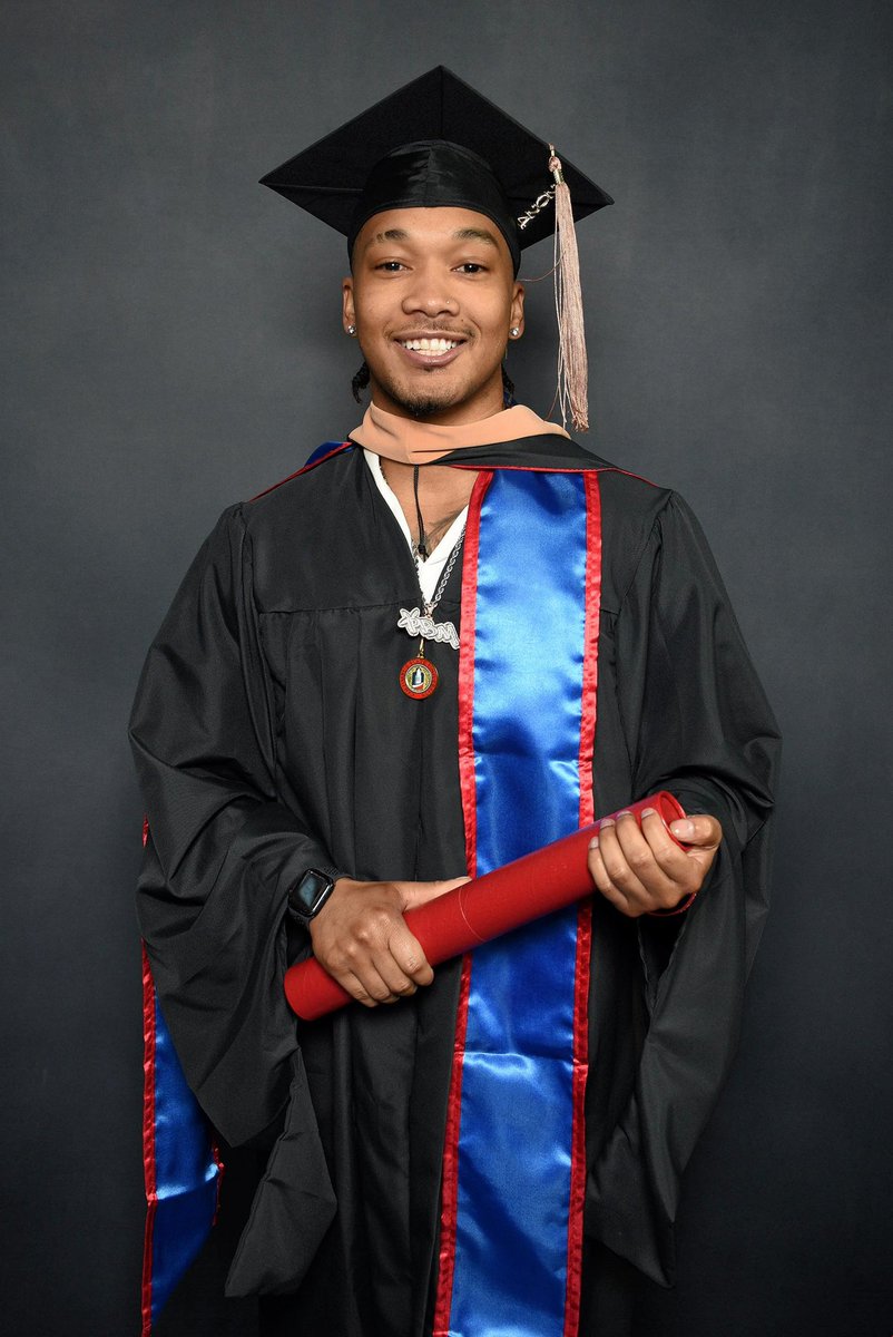 Playboiirelloo's tweet photo. Master Of Science In Organizational Leadership🎓

You Can’t Always Control What Happens.
But You Can Always Control How You Respond.👌🏽🔥

B.S. Psychology 2023
M.S. Organizational Leadership 2024

#masteredit #masterofscience #backtoback #organizationalleadership #classof2024 https://t.co/zVQyRVCuHd