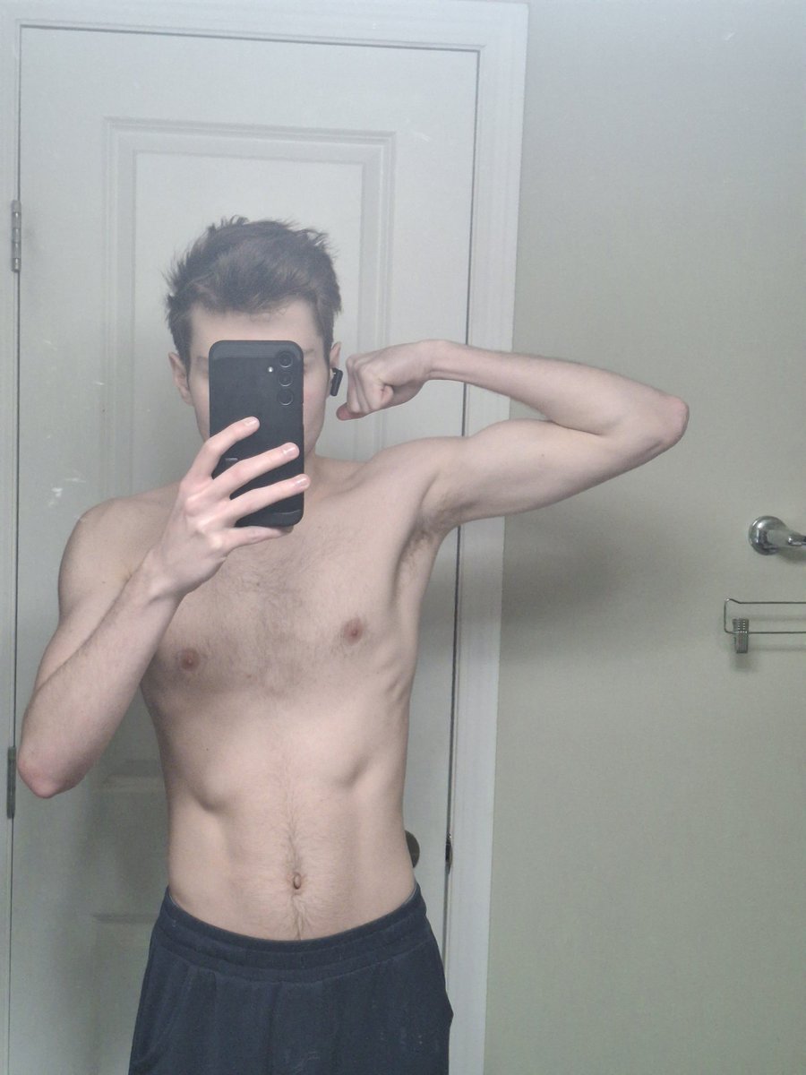 Aether730's tweet photo. Day 1 vs. day 30 of working out. I've been doing 30 mins a day, 4 times a week. So far, I've managed to stay consistent, which is all I need to do. As long as I'm consistent, the results will come. It doesn't look like much now, but I'm sure day 60 will be a visible improvement. https://t.co/RLj9ysG8Dr