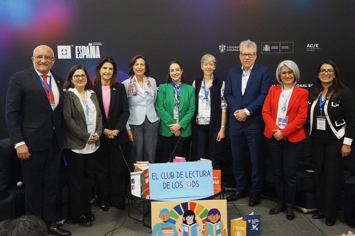 ONUMX's tweet photo. Del 2 al 6 de diciembre, Melissa Fleming, Jefa de Comunicación Global de la ONU🇺🇳, visitó México para hablar de desinformación, inteligencia artificial y el poder de la lectura en el cambio social. 🌟 

Lee más: https://t.co/ax2iSDKcqG

#NoAlOdio #Desinformación #FIL2024 https://t.co/mV2EHDntBd