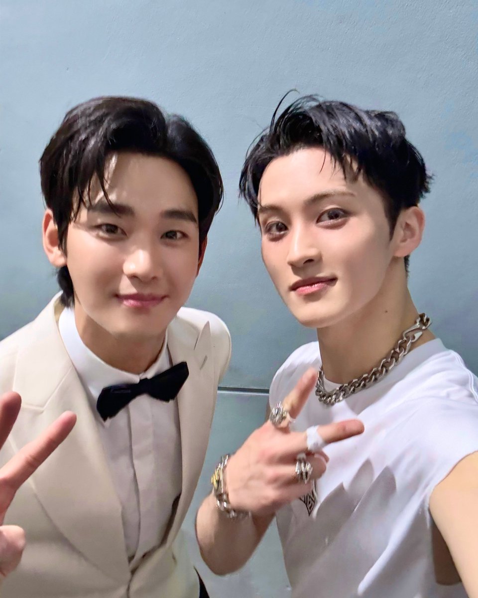 nct_menfess's tweet photo. nct! GUYS FINALLY MARK SAMA KIM SOOHYUN SELCA😭😭😭😭 https://t.co/uenzMDjhox