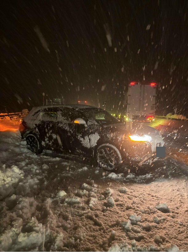 現在、新潟県内の #高速道路 で #雪 による事故が多発しています