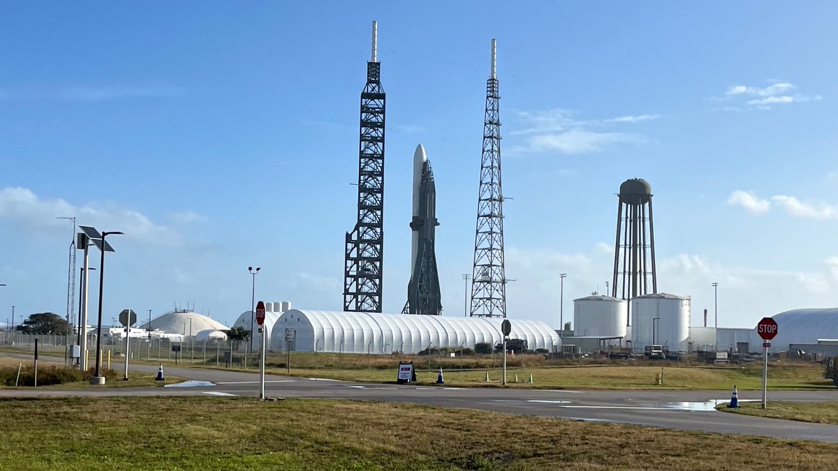 IsAeroCoolYet's tweet photo. In honor of @blueorigin getting their launch license, here’s a picture of New Glenn I took a little bit ago. https://t.co/zOg0Oabw36