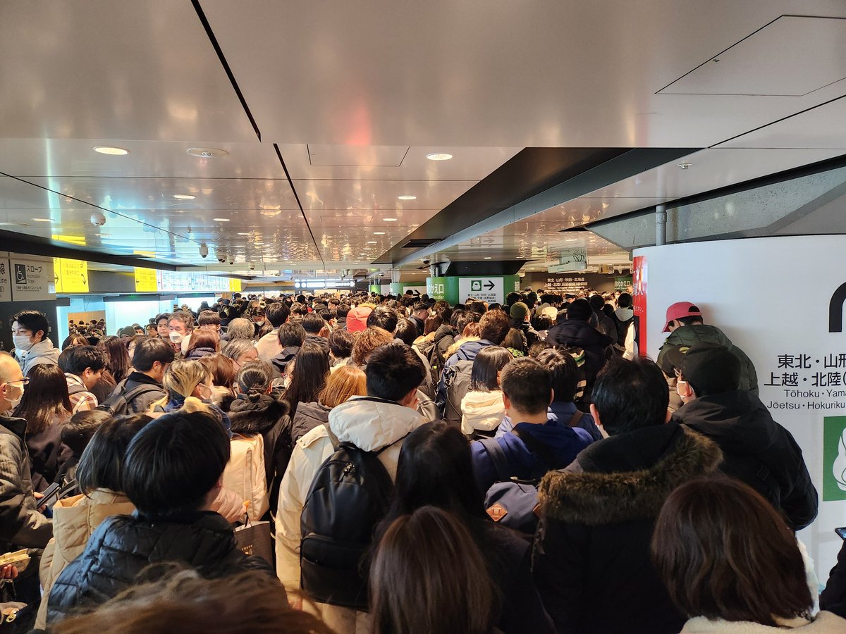 Doratrain's tweet photo. なにこれ。
東京駅のJR東日本の新幹線乗り換え改札前、人が溢れすぎてて全く動かないんだが。 https://t.co/Rkiy3QKMYU