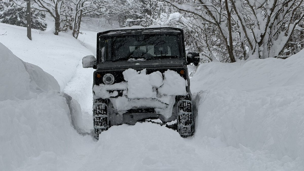 YukiHamaguchi's tweet photo. 4輪チェーンってすごいな
積雪70〜80cmでもラッセルして走れるのな https://t.co/tGXmg1SAoL