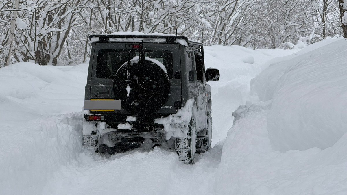 YukiHamaguchi's tweet photo. 4輪チェーンってすごいな
積雪70〜80cmでもラッセルして走れるのな https://t.co/tGXmg1SAoL