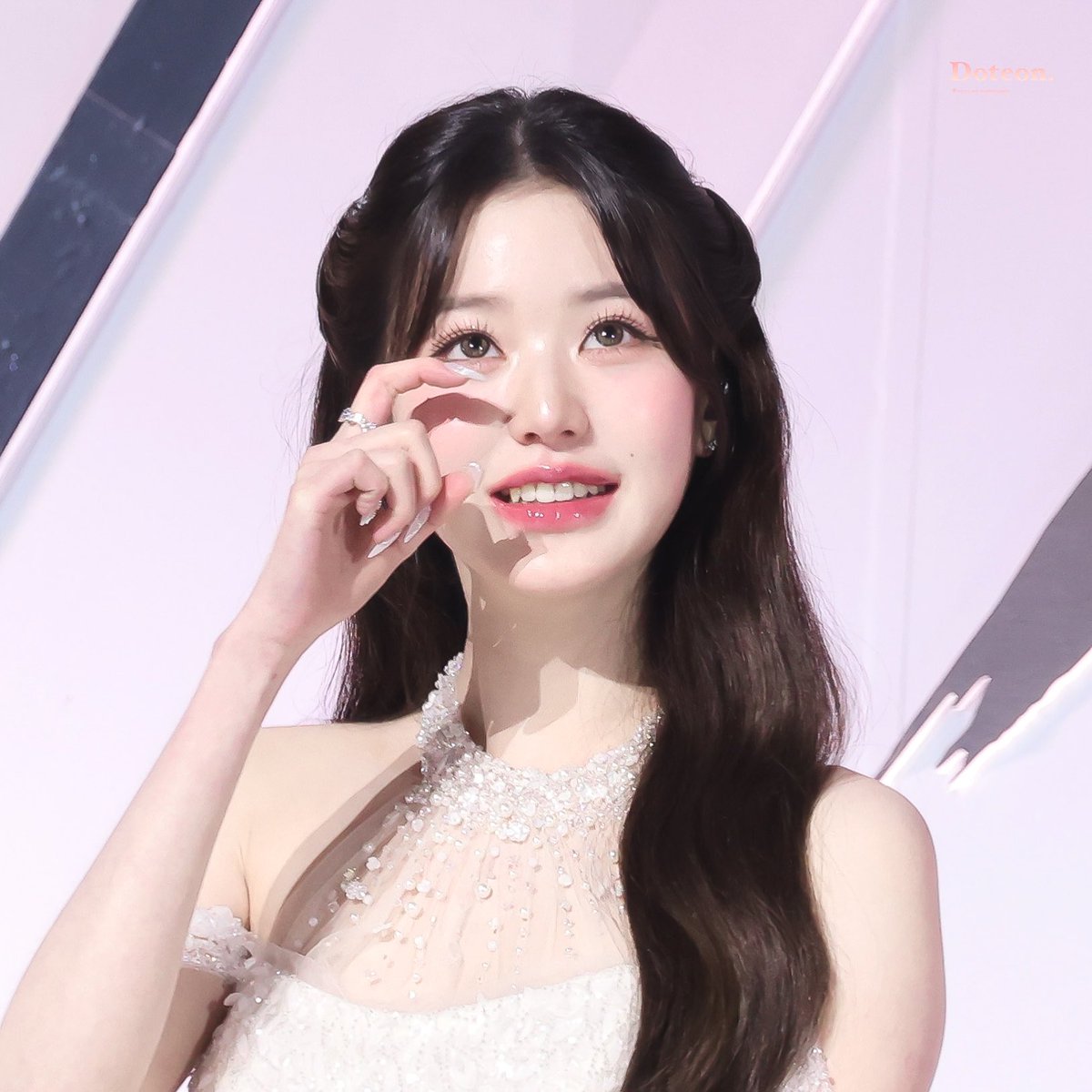Doteonmywony's tweet photo. 그녀의 언니가 수상소감을 하고 있을 때☺️☺️🫳🏻🫳🏻🫳🏻🫳🏻🫳🏻🤏🏻🤏🏻🤏🏻🤏🏻🍑
#IVE #원영 #장원영 #ウォニョン #WONYOUNG #JANGWONYOUNG https://t.co/0uvHkDOUej