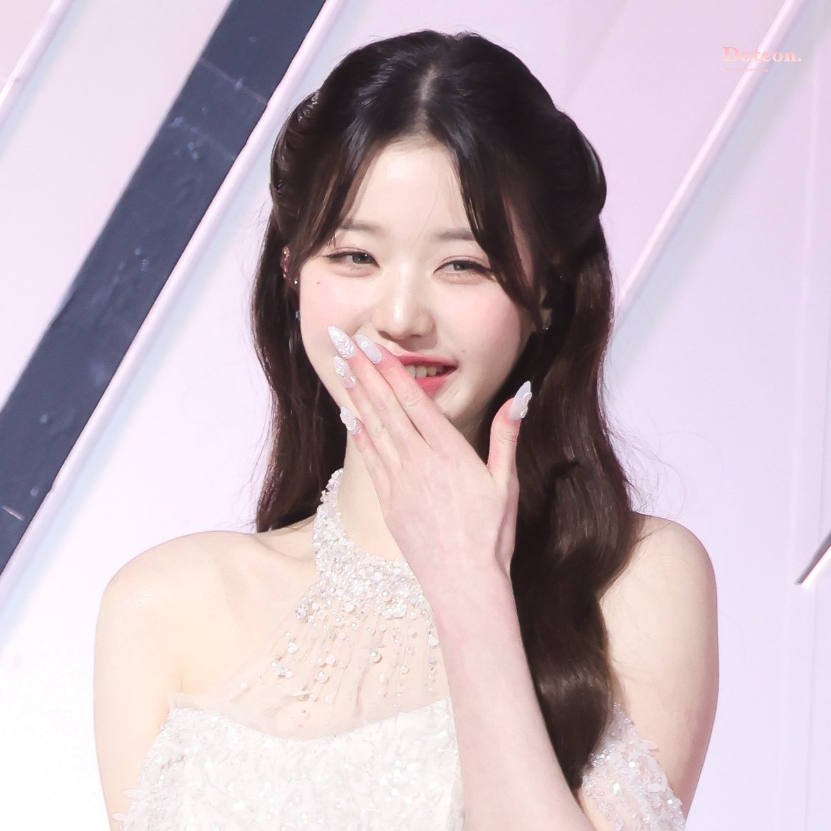 Doteonmywony's tweet photo. 그녀의 언니가 수상소감을 하고 있을 때☺️☺️🫳🏻🫳🏻🫳🏻🫳🏻🫳🏻🤏🏻🤏🏻🤏🏻🤏🏻🍑
#IVE #원영 #장원영 #ウォニョン #WONYOUNG #JANGWONYOUNG https://t.co/0uvHkDOUej