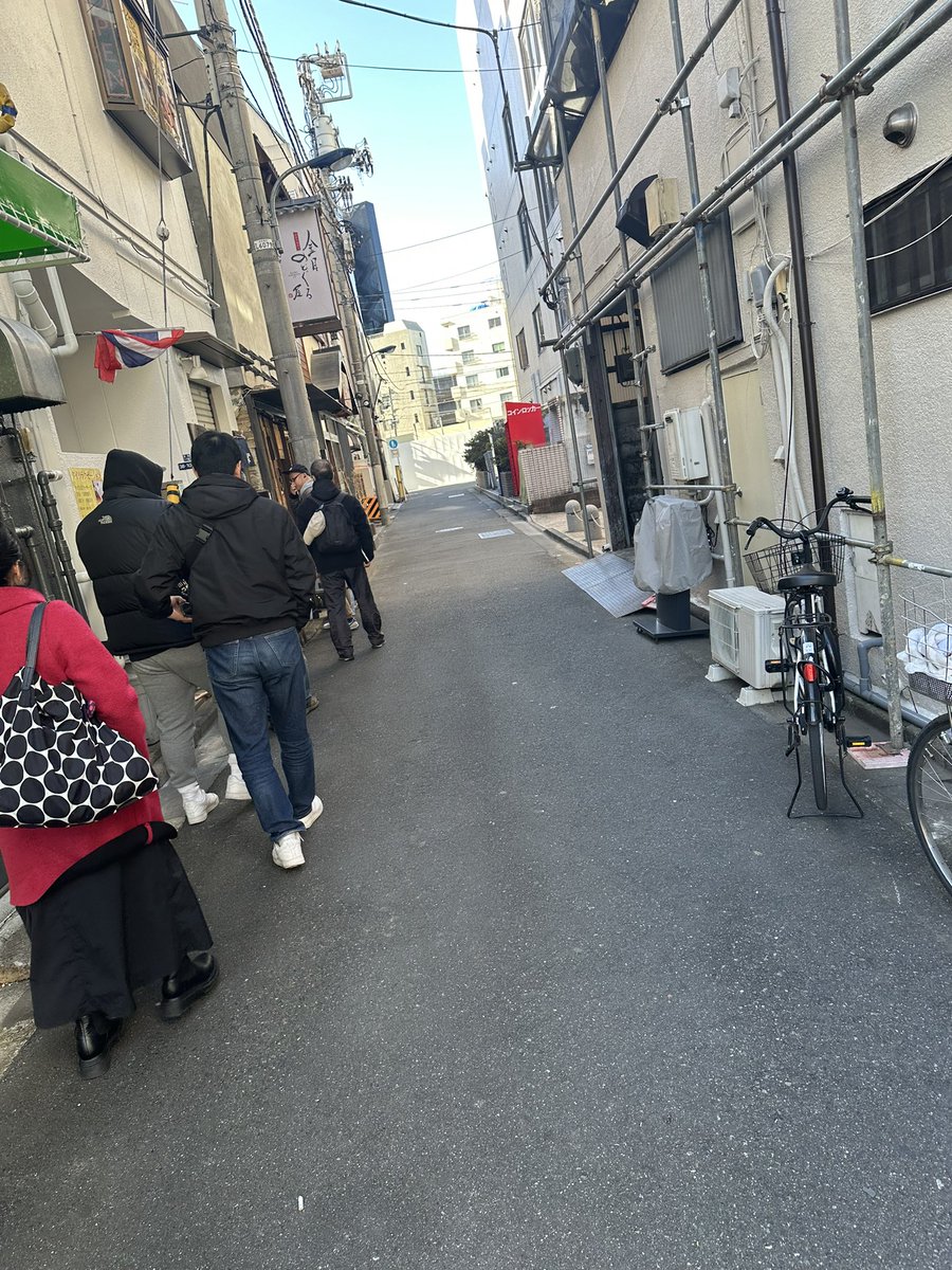 msm_hys's tweet photo. 麺高はし！
年内最終営業日
開店30分前に約30人ぐらい並んでる😳
#麺高はし 
#赤羽
#つけそば https://t.co/BS9HpbgMQU