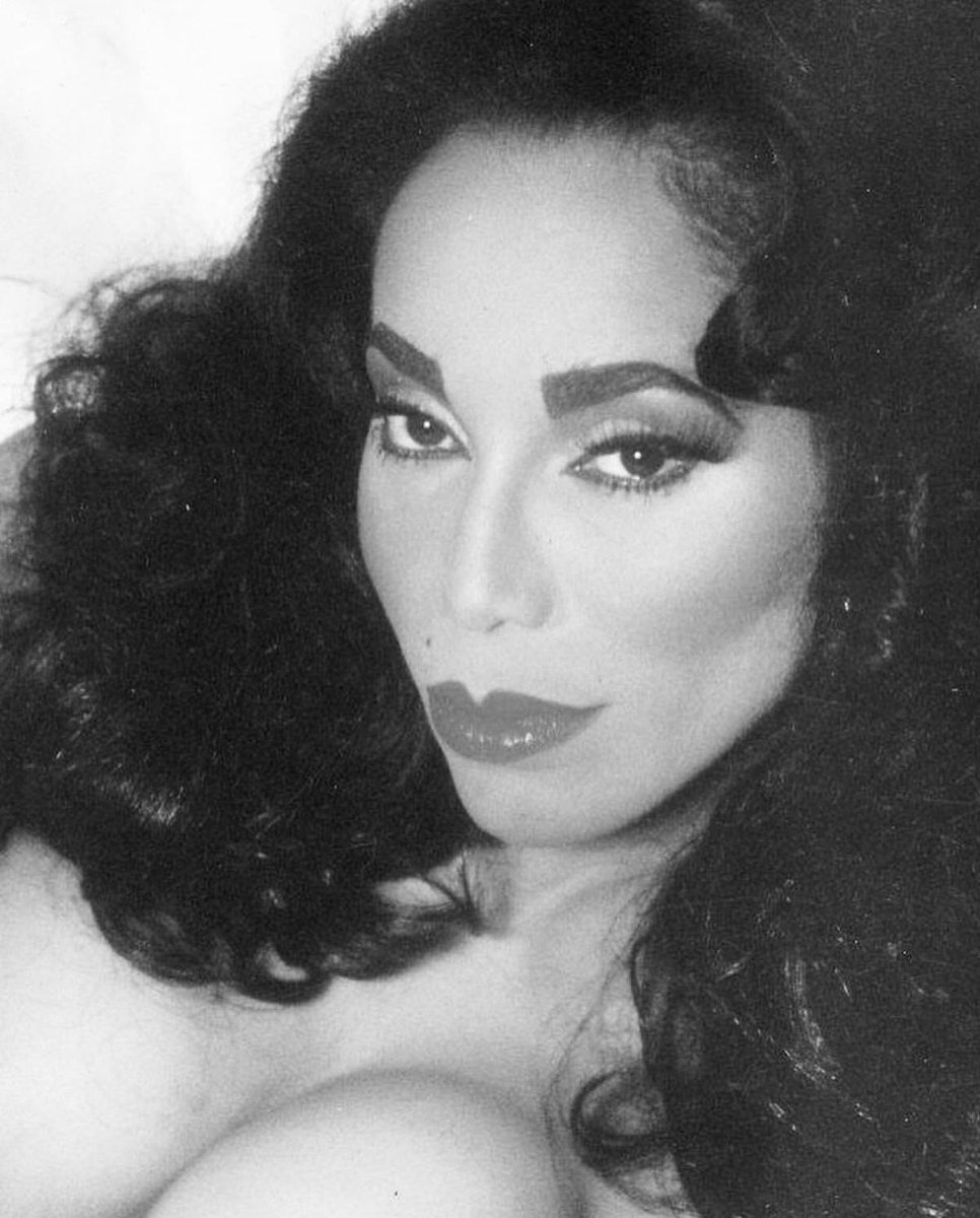 — octavia st. laurent, the gorgeous icon that she was! a trans woman lgbtq+ rights activist &amp; model featured in the documentary: paris is burning (1990). she’s also most known for the 80s/90s ball scene in the black &amp; latina community. 🏹🦢💋