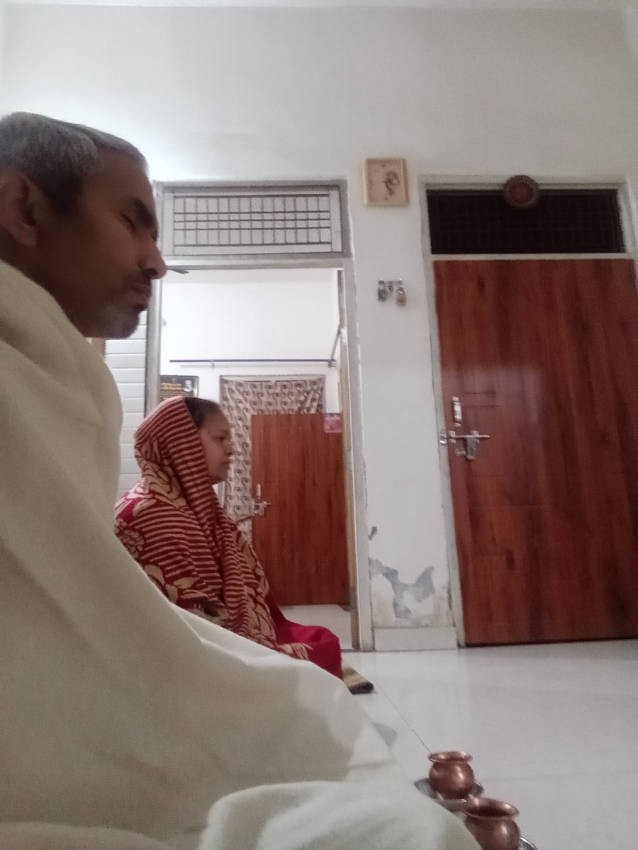 ईश्वर के सामर्थ्य का, नित्य करो अनुमान।
सृष्टि का कर्ता वही, पूरा शक्तिमान।
पूरा शक्तिमान, बनाता और मिटाता।
सच्चा है यह ज्ञान, पाप से हमें बचाता।
जो डूबे नित पाप, उधर के नहीं इधर के।
सन्ध्या का अभ्यास ,निकट करता ईश्वर के।।
#नियमित_सन्ध्या_अनुष्ठान
#आर्य_महासंघ