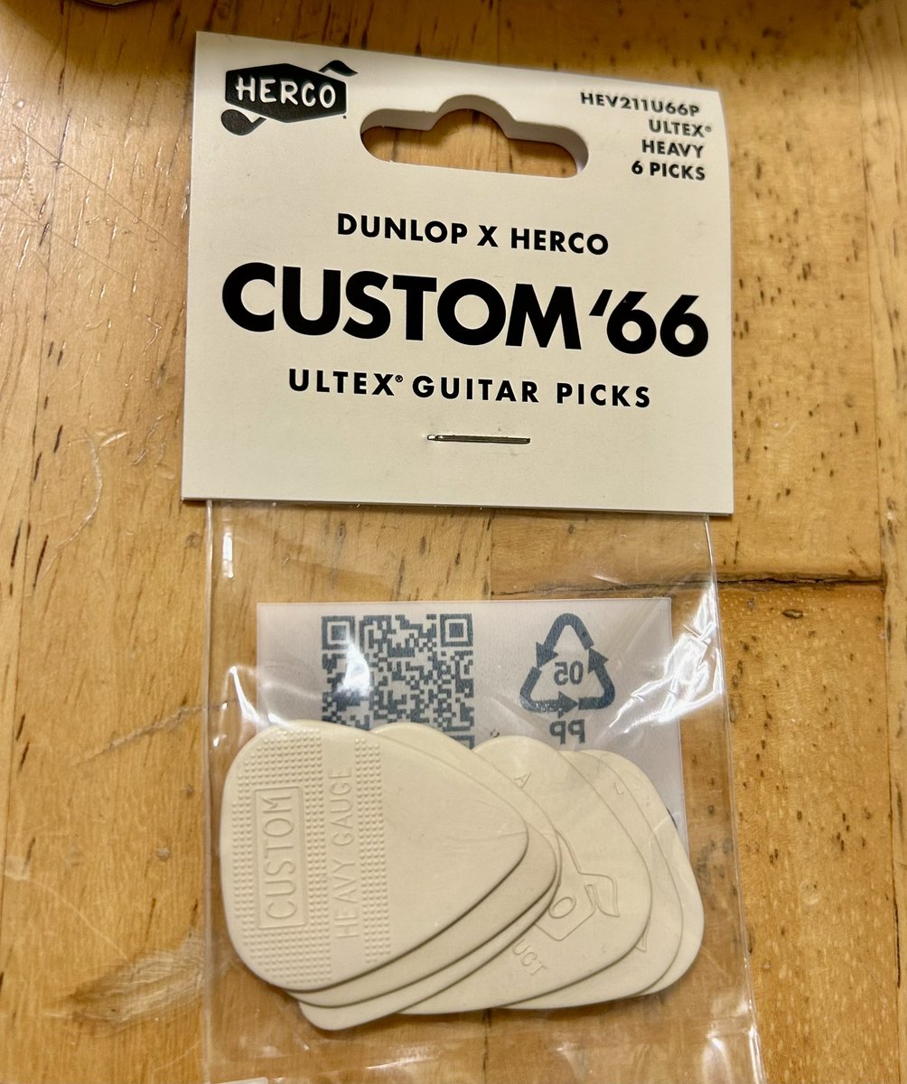 sazuku335's tweet photo. Dunlop x Herco Custom '66 ウルテックス伝統的なデザインはそのままに、ナイロンの代わりに鮮明なサウンドと高い耐久性を誇るウルテックス素材を採用しました。Dunlop x Herco Custom '66 ウルテックス
昨夜使ってみた。良い感じでした!#herco #ultex https://t.co/uqu3zkDc7o